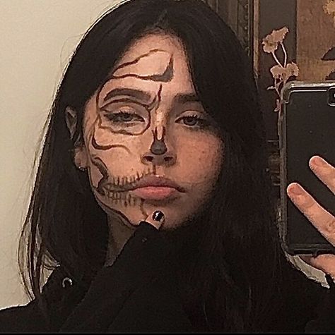 Simple Skeleton Makeup, Halloween Make-up Looks, Make Up Designs, Holloween Makeup, Cute Halloween Makeup, Skeleton Makeup, Halloween Makeup Pretty, Face Art Makeup, Graphic Makeup