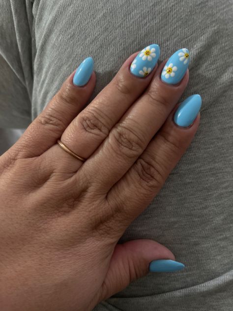 Blue Daisy Nails, Blue Spring Nails, Pastel Blue Nails, Round Nail Designs, Blue Toe Nails, Nail Polish Art Designs, Sky Blue Nails, Mint Nails, Ring Finger Nails