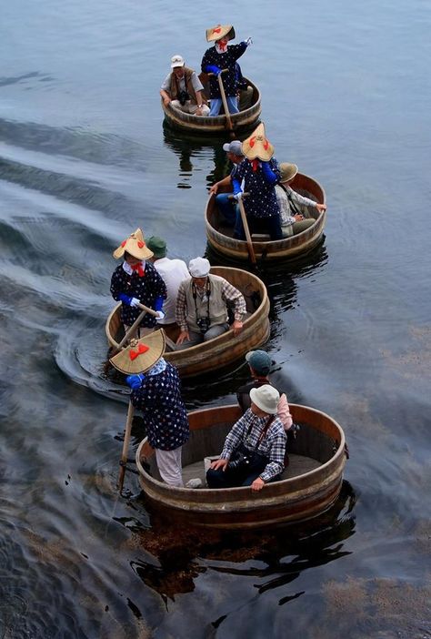 Tarai-bune - traditional fishing boat used to catch abalone, in Sado Island, Japan: Japanese Fishing Boat, Fishing Boat Photography, Boats Photography, All About Japan, Vietnam Voyage, Japan Traditional, Japan Culture, Trondheim, Watercraft