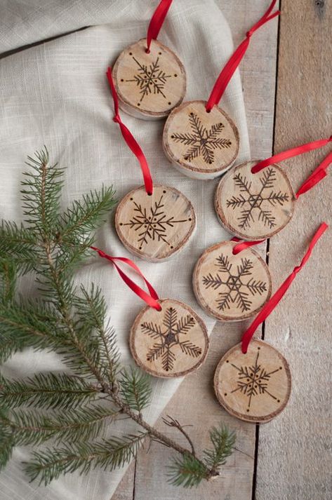 Let’s visit a Christmas theme that embraces cozy comfort and brings the outside in. Enjoy a look at 25 Rustic and Woodsy Christmas Ideas and Inspiration. Navidad Natural, Weihnachten Diy, Snowflake Craft, Wood Burning Patterns, Wooden Christmas Ornaments, Christmas Ornaments Homemade, Christmas Decorations Rustic, Handmade Christmas Ornaments, Snowflake Ornaments