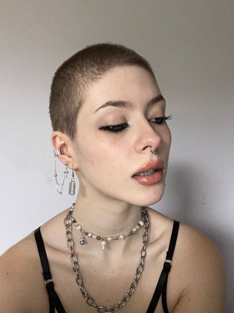 Shaved Head Styles, Buzzed Hair Women, Girls With Shaved Heads, Makeup Dark, Shaved Head Women, Shaving Your Head, Buzzed Hair, Bald Girl, Woman Shaving