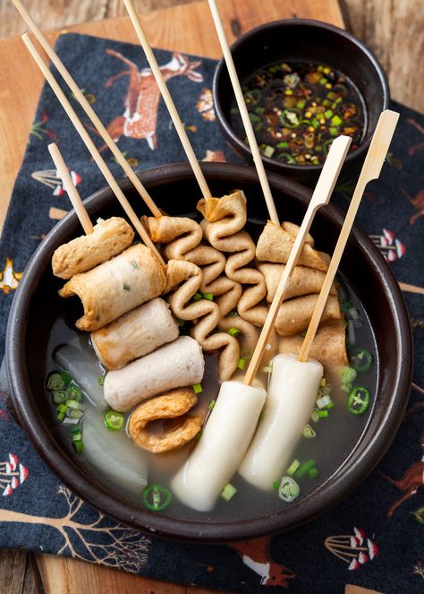 Korean fish cake soup (eomuk tang) served on skewers is ideal for cold weather. This easy recipe, with its dashi and radish broth, brings Korean street vendor flavors to your table. Don't forget the dipping sauce! Fish Cake Soup, Korean Fish Cake, Korean Fish, Best Korean Food, Korean Soup, Yogurt Drink, Peanut Butter Banana Smoothie, Banana Peanut Butter, Korean Street Food