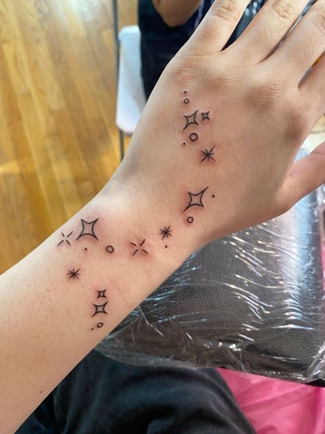 Stars Hand Tattoos For Women, Small Hand Tattoos For Women Unique, Stars Tattoos For Women, Cute Tattoos On Wrist, Funky Tattoos, Hand Tats, Stick N Poke Tattoo, Petite Tattoos, Hand Tattoos For Women