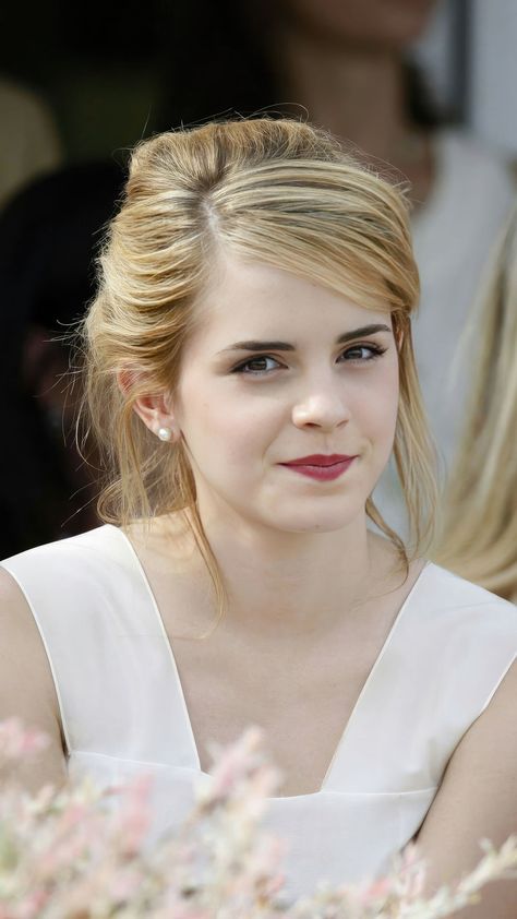 Emma Watson has become a household name thanks to her impressive acting skills and her passionate advocacy for women's rights and gender equality. Emma Watson Wallpaper, Photo Emma Watson, Emma Watson Pics, Emma Watson Style, Emma Stone, Emma Watson, Harry Potter, Blonde, Actresses