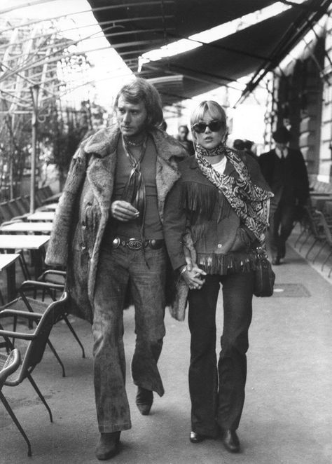 London 70s Fashion, 70s Rock Photography, 1970s Groupie Fashion, 60s Mens Fashion Hippie, 70s Western Fashion, Woodstock Outfit, Early 70s Fashion, Johnny Hallyday Sylvie Vartan, 70s London