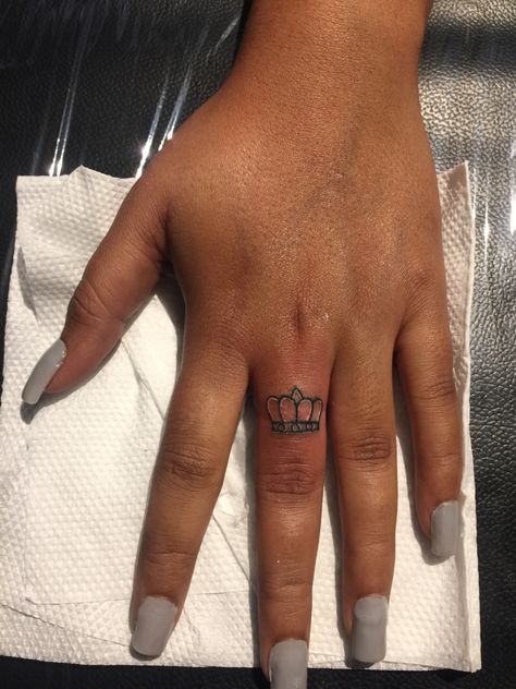 Finger Crown Tattoo, Girlish Tattoo, Crown Tattoo On Hand, Crown Hand Tattoo, Crown Finger Tattoo, Crown Tattoos For Women, Queen Crown Tattoo, Tats Ideas, Ring Finger Tattoos