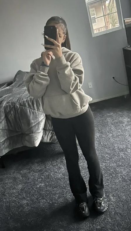 Outfit Ideas Black Flared Leggings, Cute Bummy Outfit Winter, Flared Leggings Outfit Black Women, Flare Leggings Outfit Black Women, Ugh Fits, Dark Grey Leggings Outfit, Grey Flare Leggings Outfit, Neumel Uggs Outfit, Gray Leggings Outfit