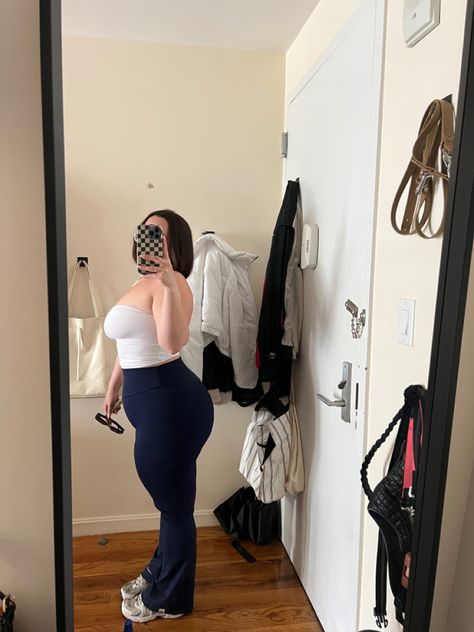 midsize fashion ootd inspo in navy blue flair leggings, new balance 530, white tube top from aritzia, bob haircut Midsize Outfits Leggings, Navy Blue New Balance Outfit, Flair Leggings Outfit Summer, Midsize Gym Outfits, Street Style Athletic, Navy Blue Leggings Outfit, Navy Leggings Outfit, Flair Leggings Outfit, Blue Leggings Outfit