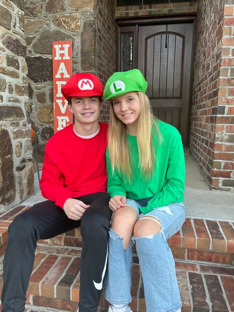 Mario Couple Costume, Mario And Luigi Costumes Couple, Mario Luigi Costume, Costumes Couples Halloween, Mario And Luigi Costumes, Mario And Luigi Halloween, Couples Costume Halloween, Luigi Halloween Costume, Mario Und Luigi