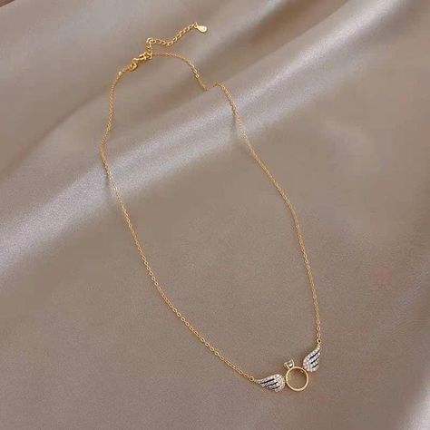 Bohemian Chic Jewelry, Simple Necklace Everyday, Fancy Accessories, Diamond Pendants Designs, Fancy Jewelry Necklace, Modern Gold Jewelry, Pretty Jewelry Necklaces, Cute Engagement Rings, Beautiful Gold Necklaces