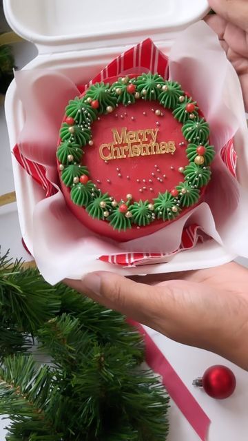 Bento Cake For Christmas, Holiday Bento Cake, Bento Christmas Cake Design, Christmas Cake Gift Ideas, Bento Cake Christmas Design, Christmas Cakes And Cupcakes, Cute Christmas Cake Ideas, Christmas Bento Cake Design, Christmas Cake Designs Buttercream