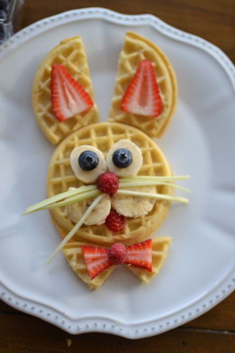 Spring Breakfast, Healthy Easter, Decorações Com Comidas, Easter Breakfast, Easter Brunch Food, Breakfast Waffles, Holiday Breakfast, A Bunny, Easter Brunch