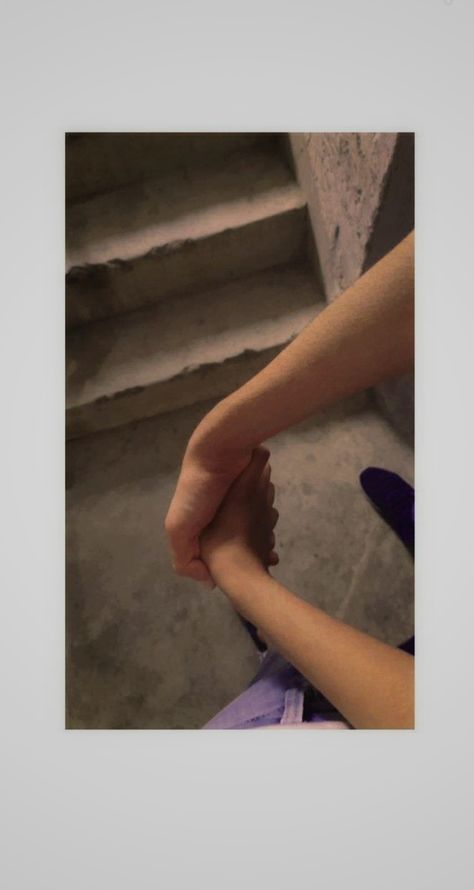 Couple pics Cute Caples Photo, Holding Hands Images, Lovers Holding Hands, Boyfriend Holding Hands, Whatsapp Profile Wallpaper, Girls Holding Hands, Aesthetic Profile Picture Cartoon Soft, Couple Holding Hands, Couple Hands