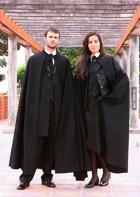 This is how university students dress in my country, and yes Hogwarts uniform was inspired by this tradition. Academic Regalia, Wizard Robes, Hogwarts Uniform, Wizard School, Harry Potter Outfits, Normal Clothes, Uniform Design, Spice Girls, Dress Robes