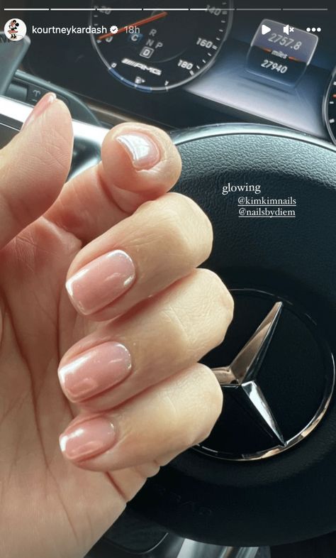 Kourtney Kardashian's Pink Pearl Nails Are the Ultimate Soft-Girl Mani Pearlized Pink Nails, Kourtney Kardashian Nails, Pearl Pink Nails, Pink Pearl Nails, Kim Kardashian Nails, Kardashian Nails, Kardashian Christmas, Pearl Chrome, Chrome Manicure