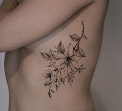 Ribs Floral Tattoo, Side Torso Flower Tattoo, Side Stomach Tattoos Women Flower, Side Rib Flower Tattoos Women, Cover Up Tattoos Ribs, Rib Tattoos For Women Cover Up, Big Rib Tattoo, Rib Cover Up Tattoo For Women, Rib Flower Tattoo