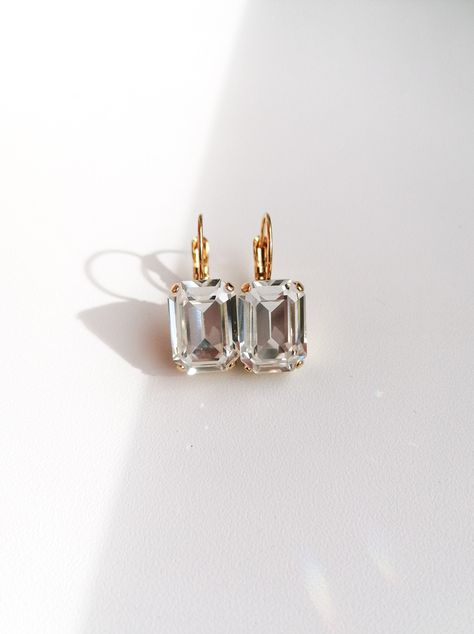 Drop earrings made with top quality austrian octagon crystals, emerald cut. Crystal size: 14 x 10 mm (0.55" x 0.4") Choose gold or silver finish Leverback closure Total lenght: 2,4 cm (1") Metal : brass (nickel free)  Perfect sparkle for your outfit Your earrrings will arrive nicely packed in our brand box - ready to be gifted or to be stored in Emerald Cut Drop Earrings, Diamond Wedding Earrings, Emerald Cut Earrings, Wedding Drop Earrings, Bridal Earring, Wedding Earring, Wedding Earrings Drop, Cut Earrings, Luxury Earrings