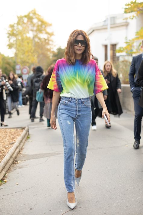 Flattering Spring Trend: Tie-Dye Christina Centenera, Colorful Summer Outfits, France October, Eclectic Outfits, Christine Centenera, Denim Street Style, Tie Dye Fashion, How To Tie Dye, Tie Dye Outfits