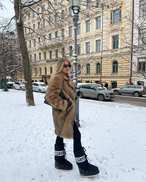 Winter Wonderland Outfit London, Apres Ski Party Outfit, All White Winter Outfit, Outfit Montagna, Aspen Outfits, Snow Outfit Ideas, Finland Aesthetic, Finland Christmas, Paris Winter Fashion