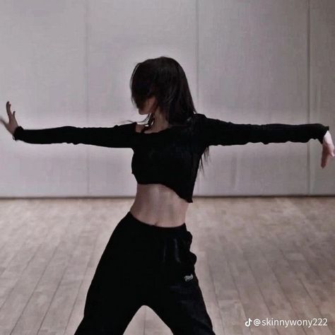 Dance Aesthetic Kpop, Sakura Body Lesserafim, Lesserafim Workout, Le Sserafim Workout, The World Is My Oyster, Dancer Aesthetic, Relaxed Pose, Idol Life, Neural Pathways