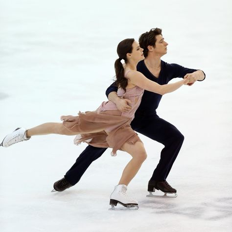 Skater Couple, Pairs Figure Skating, Pair Skating, Ice Skating Aesthetic, Figure Skating Aesthetic, Virtue Moir, Virtue And Moir, Tessa Virtue Scott Moir, From Lukov With Love