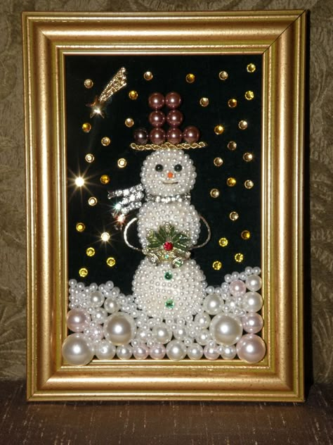 Diy Schneemann, Costume Jewelry Crafts, Old Jewelry Crafts, Jeweled Christmas Trees, Vintage Jewelry Ideas, Jewelry Frames, Vintage Jewelry Repurposed, Jeweled Christmas, Jewelry Christmas Tree