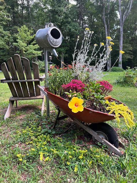 Old Wheel Barrow Garden Ideas, Old Wheelbarrow Ideas, Small Wheelbarrow Decor, Wheelbarrow Planter Ideas Rustic, Yard Decorations, Plants In Wheelbarrow, Diy Rustic Wheelbarrow, Backyard Planters, Wheelbarrow Garden