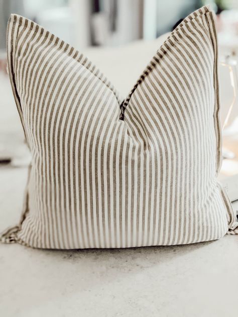 Napkin Pillow Cover Diy, Farmhouse Pillows Diy, Throw Pillow Sewing Patterns, How To Make Pillow Covers, Farmhouse Sewing Projects, Diy Throw Pillow Covers, Diy Pillow Case, Throw Pillow Covers Diy, Pillow Cover Pattern