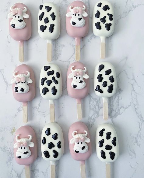 Cow Cakesicles Ideas, Cow Print Dessert Ideas, Cow Print Cakesicles, Cow Themed Cake Pops, Cow Cakesicles, Farm Theme Desserts, Cow Print Desserts, Cow Print Cake Pops, Cow Print Birthday Cake