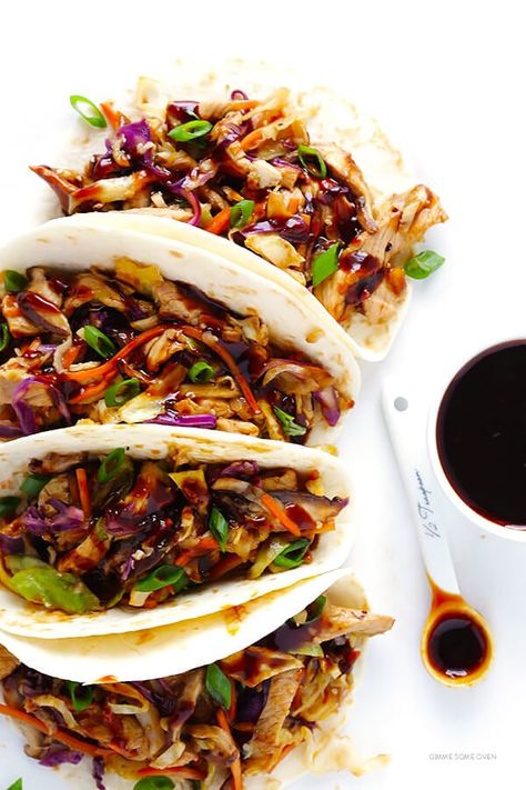 This 20-Minute Moo Shu Pork (or Moo Shu Chicken!) recipe is quick and easy to make, totally delicious, and it tastes just as good as the restaurant version! Moo Shu Chicken, Moo Shu Pork, Moo Shu, Mapo Tofu, Pork Chicken, Gimme Some Oven, Pork Tacos, Dessert Easy, Comfort Food Recipes Dinners