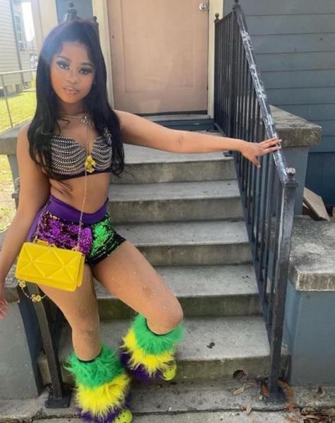 Madigra Outfit, Marci Grad Outfit, Baddie Mardi Gras Outfits, Mardi Gras Fits, Mardigrass Ideas Outfit, Mardi Gras Hairstyles, Mardi Gras Outfits Black Women, Cute Mardi Gras Outfit, Mardi Gras Outfit Ideas