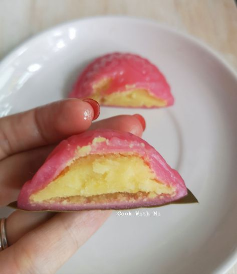 Mung Bean Ang Ku Kueh (Steamed Glutinous Rice Cake with Mung Bean Paste) Ang Ku Kueh, Water Dripping, Bamboo Steamer, Asian Snacks, Mung Bean, Glutinous Rice, Bean Paste, New Traditional, Moon Cake