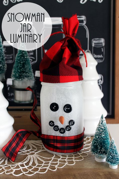 Make this snowman jar luminary for your home or as a gift idea! Pickle Jar Crafts, Jar Snowman, Snowman Mason Jar, Mason Jar Snowman, Holiday Mason Jar, Mason Jar Christmas Crafts, Easy Winter Crafts, Quick And Easy Crafts, Winter Craft