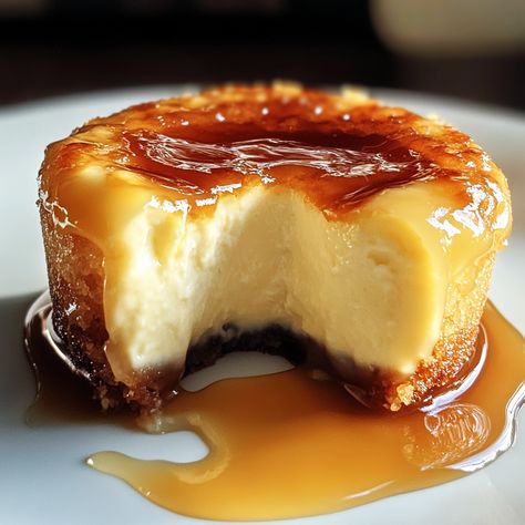 Easy Dessert Recipes: Mini Crème Brûlée Cheesecakes Cheesecake Ramekin Recipes, Orange Creme Brulee Recipe, Cream Brulee Cheesecake Recipe, Creme Brulee Mini Cheesecakes, Cheesecake Creme Brulee, Mini Creme Brulee Cheesecake, Cream Brulee Cheesecake, Individual Cheesecake Recipes, Mini Creme Brulee