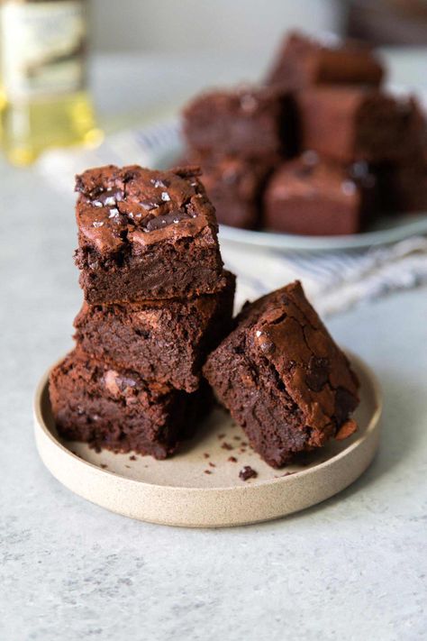 Brownies Gooey, Brownies Decorados, Best Ever Brownies, Food Photography Dessert, Gooey Brownies, Dark Chocolate Brownies, Dessert Photography, Healthy Recipes Easy Snacks, Best Brownies