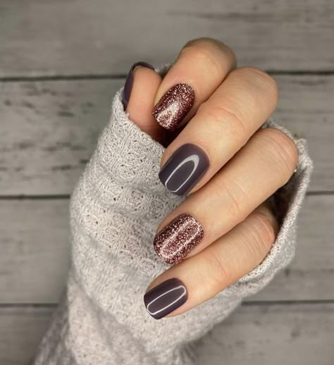 Fall Dip Nail Inspiration, Fall Nail Dip Designs, November Nail Colors 2023, Thanksgiving Nail Designs Fall Simple, Novemember Nails, Late Fall Nails, Thanksgiving Nail Designs Fall, Fall Neutral Nails, Thanksgiving Nail Colors