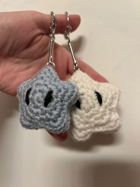 Crochet For Besties, Small Crochet Keychain Ideas, Aesthetic Crochet Keychain Ideas, Crochette Ideas, Small Crochet Keychain, Invisible Join, Small Crochet Gifts, Mario Star, Blouse Crochet