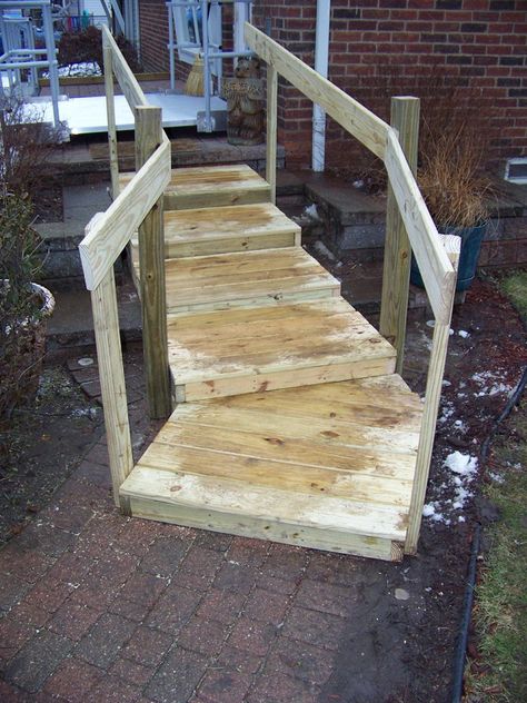 Wheelchair Ramp Diy, Porch With Ramp, Mobile Home Steps, Wheelchair Ramp Design, Stair Ramp, Ramp Ideas, Ramp Stairs, Front Porch Steps, Ramp Design