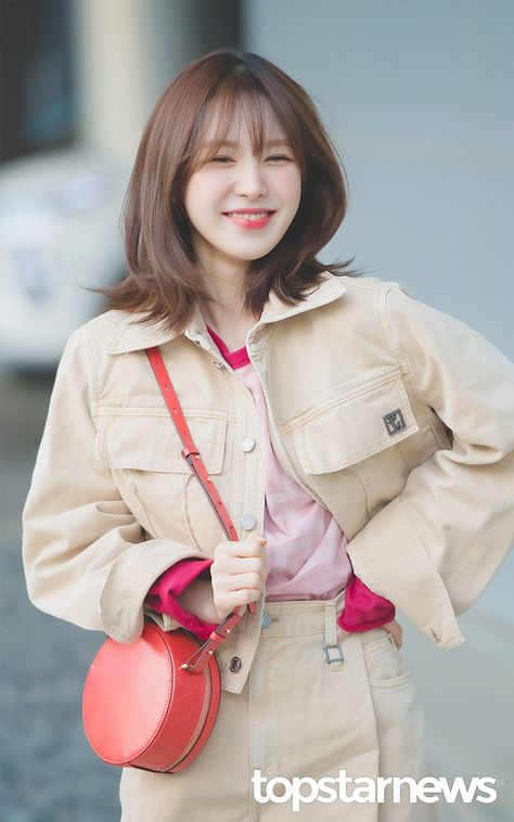 Son Seungwan, WENDY, on the way to work Wendy's Youngstreet Haircut Women Round Face, Bob Haircut For Round Face, Haircut Women, Asian Haircut, Hair Style Korea, F4 Thailand, Hairstyles For Layered Hair, Wendy Red Velvet, Shot Hair Styles