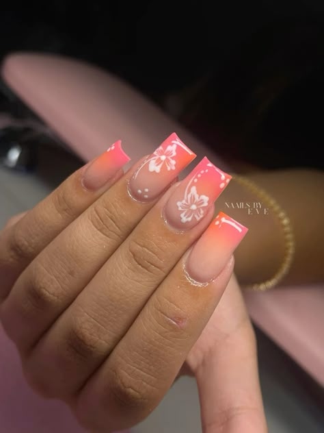 Acrylic Nails With Hawaiian Flower, Ombré Hibiscus Nails, Short Summer French Tip Nails, French Tip Nails With Hawaiian Flower, Nails Inspiration Summer Square, Summer Nail Inspo Flowers, Holiday Nails Square Short, Long Square Nails Design Ideas Summer, Nail Ideas Summer Square