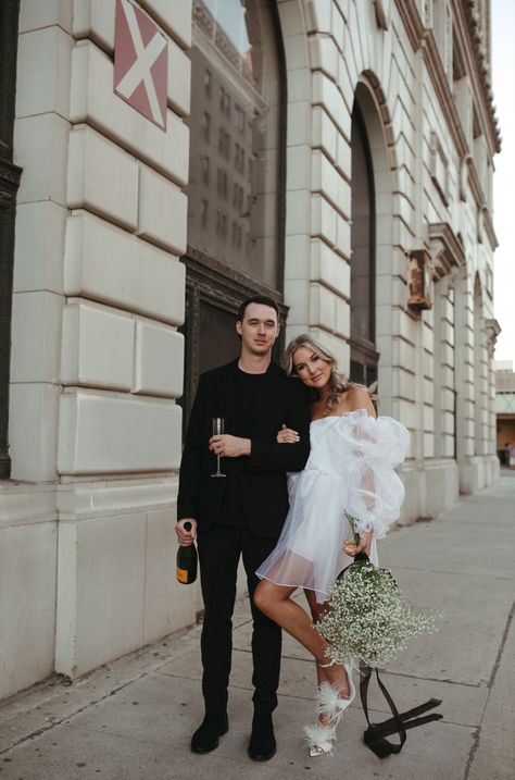 Weeding Civil Photoshoot, Wedding Photoshoot Street Style, Chic Courthouse Wedding, Wedding Photo Ideas City, Wedding City Photoshoot, Microwedding Ideas, Courthouse Steps Wedding Photos, Courthouse Wedding Photos, City Wedding Photos