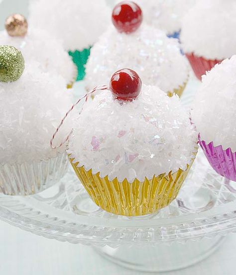 Cupcake decorations that are not real. Those guests that have been hitting the eggnog might try and eat one, so use caution! Cupcake Ornament, Diy Cupcake, Diy Christmas Ornaments Easy, Diy Cupcakes, Homemade Ornaments, Diy Holiday Gifts, Paper Christmas Tree, Navidad Diy, Christmas Ornaments Homemade