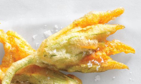 Crunchy, salty, and utterly addictive, fried zucchini blossoms make for a delicious starter. Zucchini Pommes, Fried Squash, Vegan Apps, Fried Zucchini, Zucchini Flowers, Zucchini Blossoms, Squash Blossoms, Eat Veggies, Heirloom Tomato