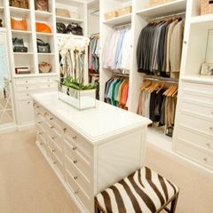 a must...a center console for drawers and a bench for sitting Contemporary Closet, Closet Island, Organized Closet, Walking Closet, Closet Hacks Organizing, Walk In Closet Design, Real Estat, Closet Remodel, Dream Closets