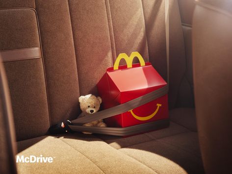 Anuncio impreso de McDonald's por TBWA: McDrive a bordo | Anuncios del mundo™ Drive Safe, Drive