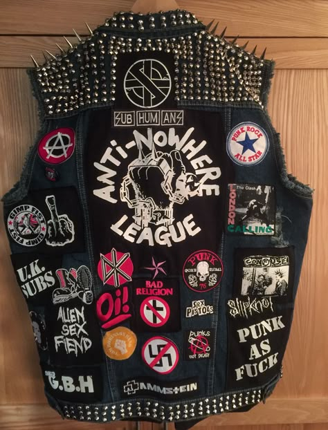 Back Of Battle Jacket, Diy Punk Jacket Ideas, Punk Vest Diy, Battle Vest Punk, Punk Jacket Patches, Punk Jacket Ideas, Punk Patch Jacket, Battle Jacket Ideas, Punk Jacket Diy