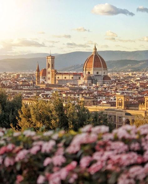 Inspirato on Instagram: “A little taste of spring, courtesy of this breathtaking view in Florence, Italy. 🌸 📸: @gretacicirello_” Botticelli Paintings, Linkedin Background, Florence Italy, Breathtaking Views, Tuscany, Beautiful Photo, Paris Skyline, Instagram A, Florence