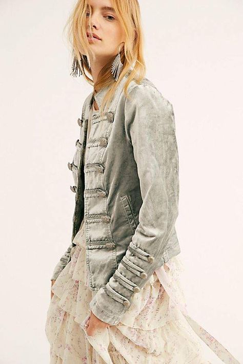 Fitted Velvet Military Jacket Bedroom Ideas For Women, Mode Hippie, Military Style Jackets, Army Jacket, Military Inspired, Super Ideas, Blackjack, Jacket Design, Ladies Dress Design