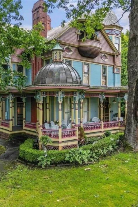 Victorian Color Schemes Interior, Mini Victorian House, Modern Victorian Cottage, Victorian Style Home Exterior, Victorian Homes Layout, Victorian Houses Exterior, Modern Victorian Homes Exterior, Colorful Victorian House, Victorian Turret