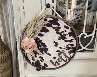 Cowhide Decor, Cow Craft, Western Bedroom Decor, Western Crafts, Faux Cowhide, Door Signs Diy, Rustic Western Decor, Door Wreaths Diy, Hello Sign